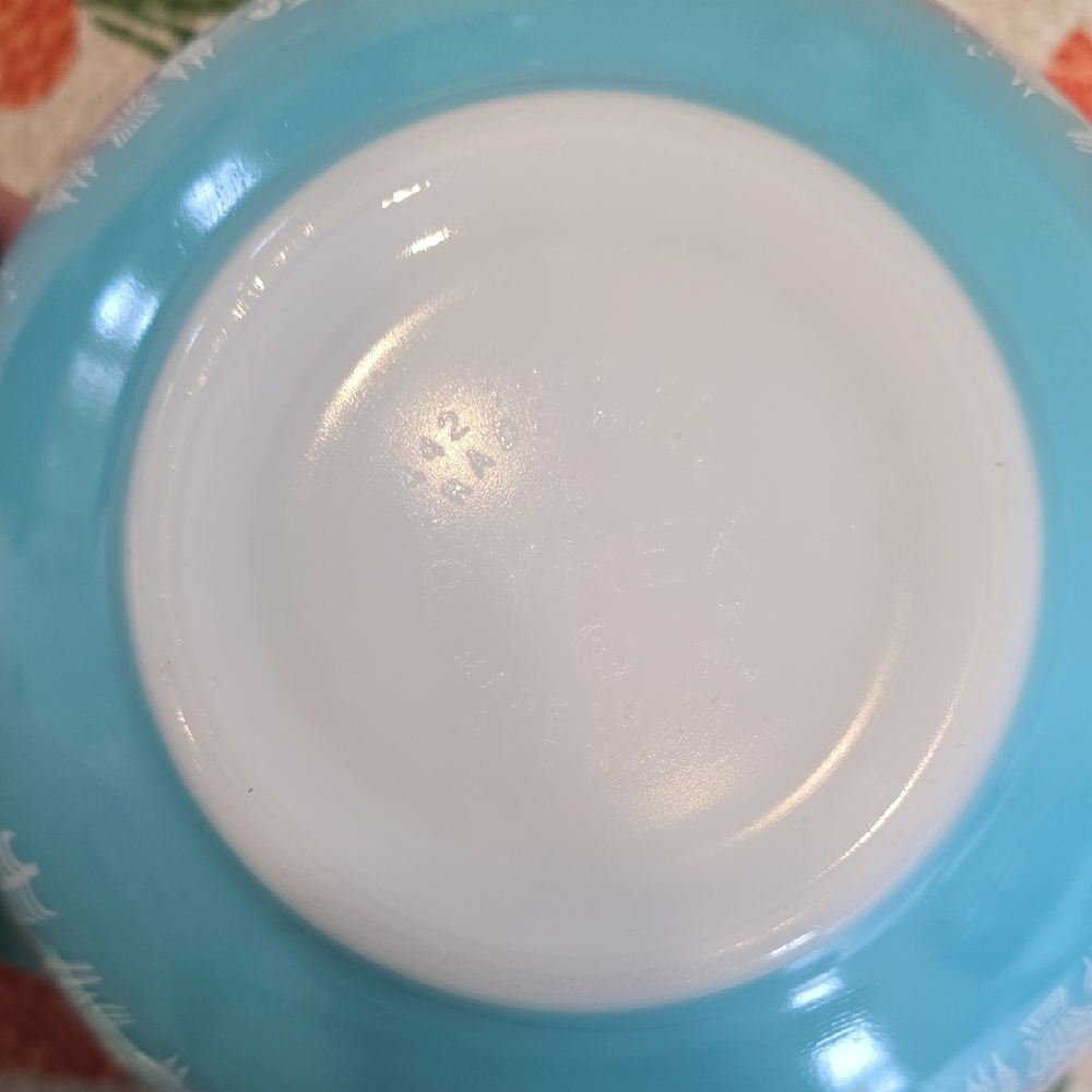 Vintage Pyrex Amish Butterprint Set of 2 Turquoise Cinderella Nesting bowls - Picture 10 of 10